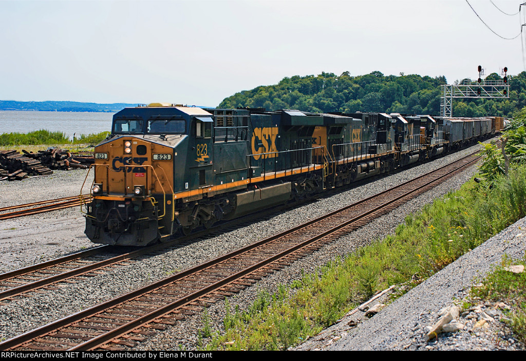 CSX 823 on Q-418